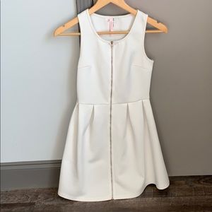White super cute dress!! Zipper in front!